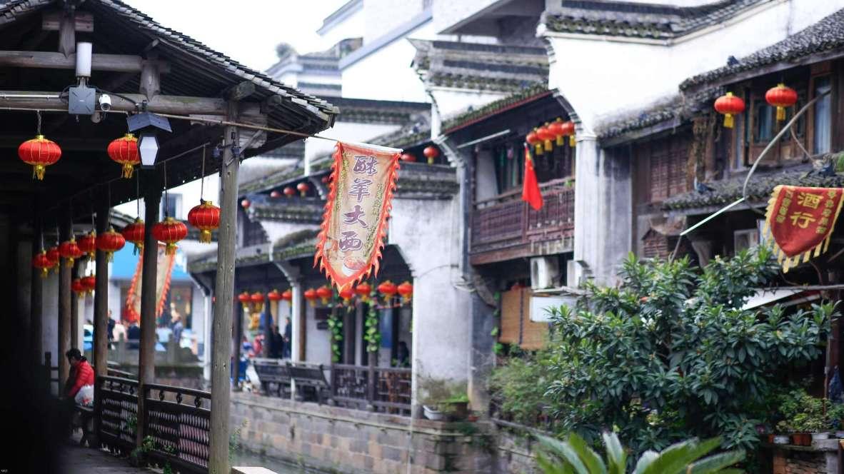逃离海滩的女孩